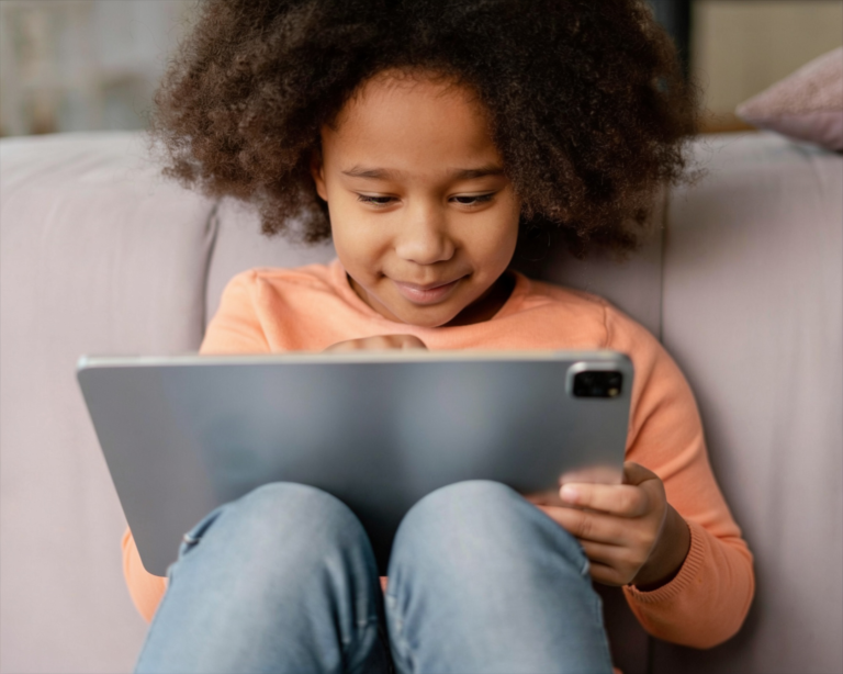 criança mexendo em tablet e pesquisando sobre lei felca